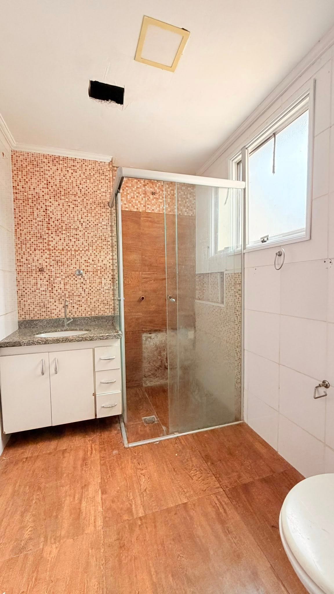 Aluga-se apartamento com 4 cômodos