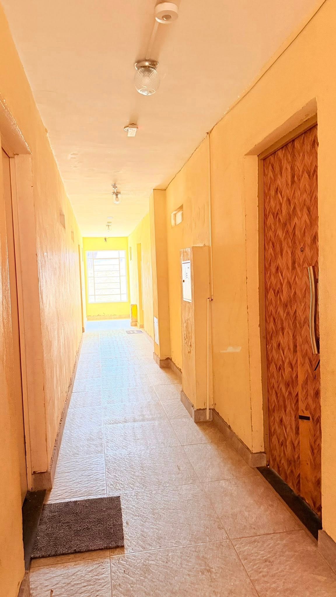Aluga-se apartamento com 4 cômodos