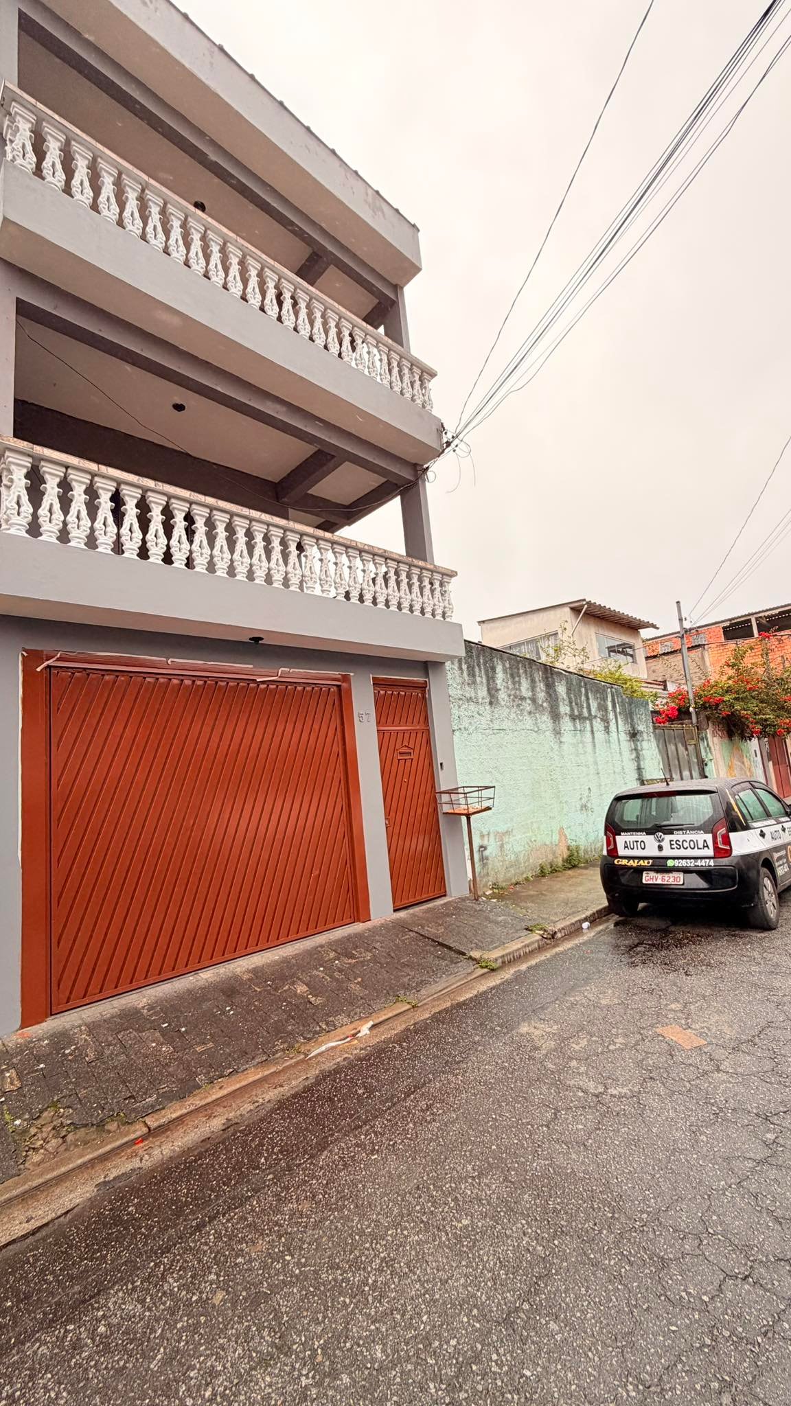 Aluga-se 5 cômodos semi independente, com garagem
