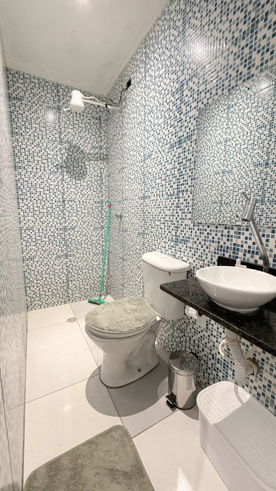 Vende-se sobrado com 2 casas e garagem