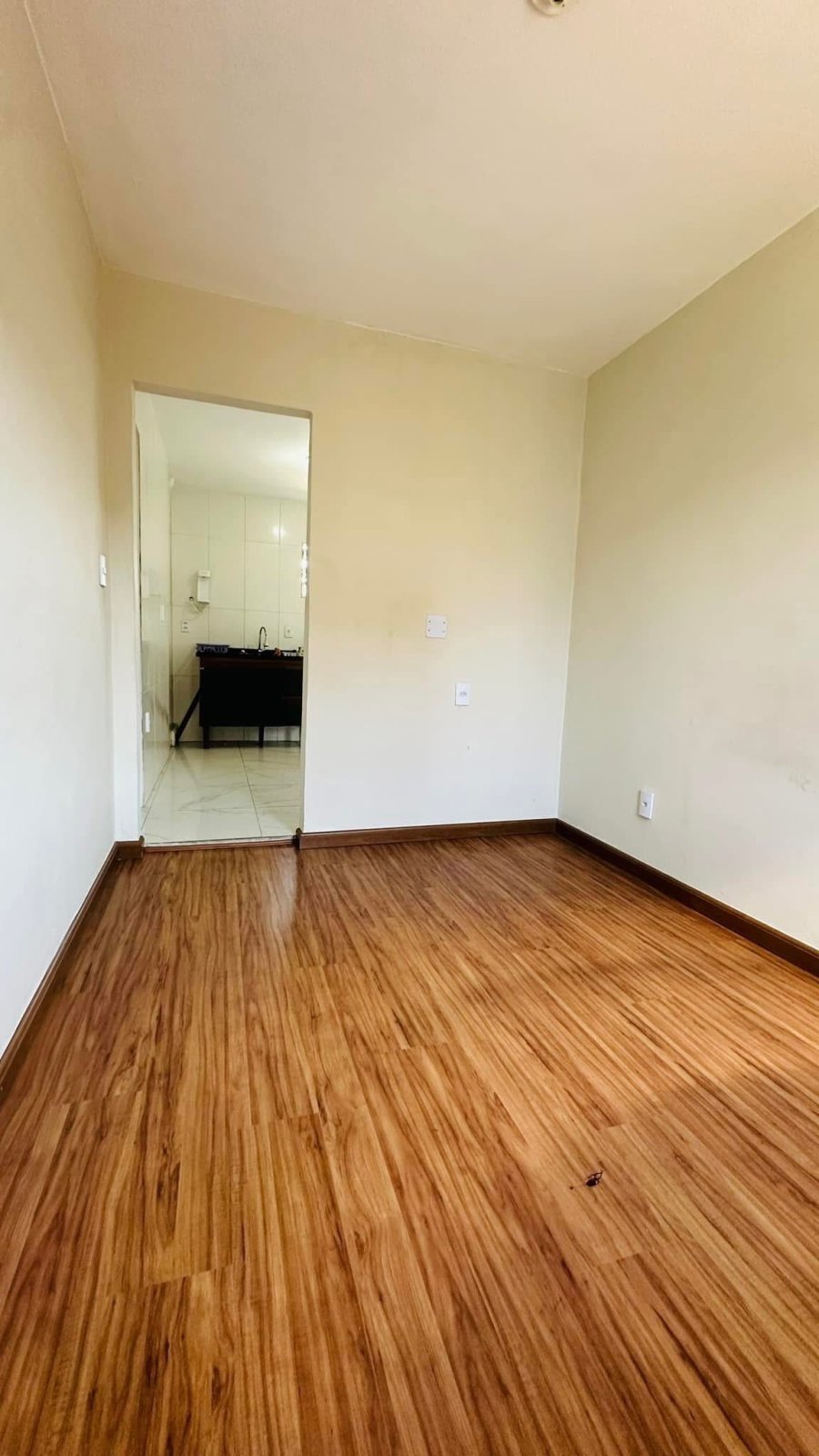 Vende-se apartamento com 4 cômodos