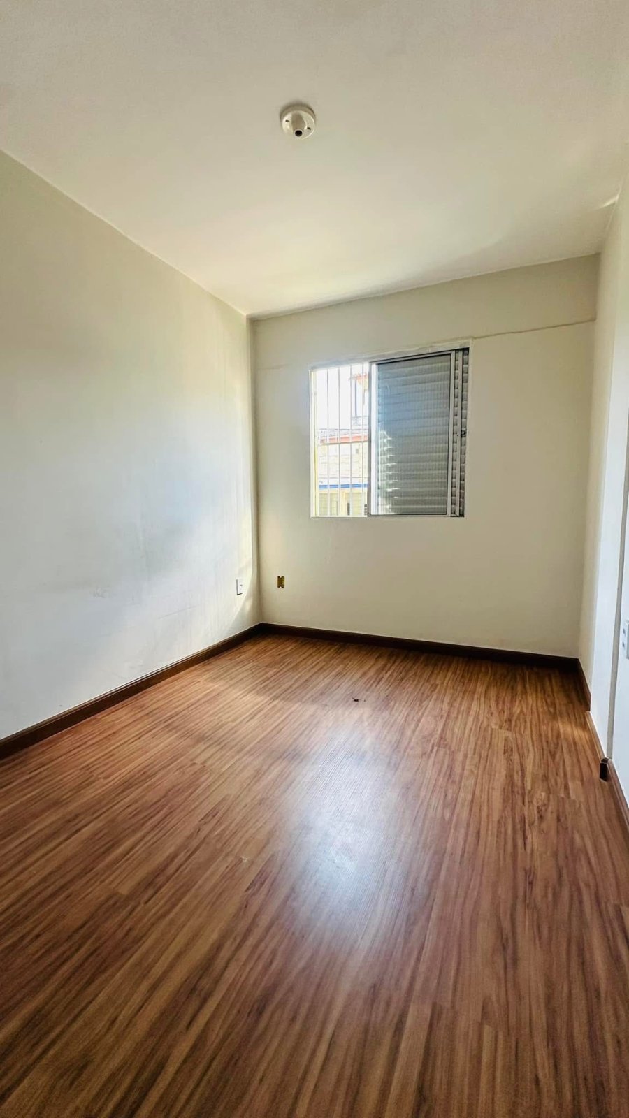 Vende-se apartamento com 4 cômodos