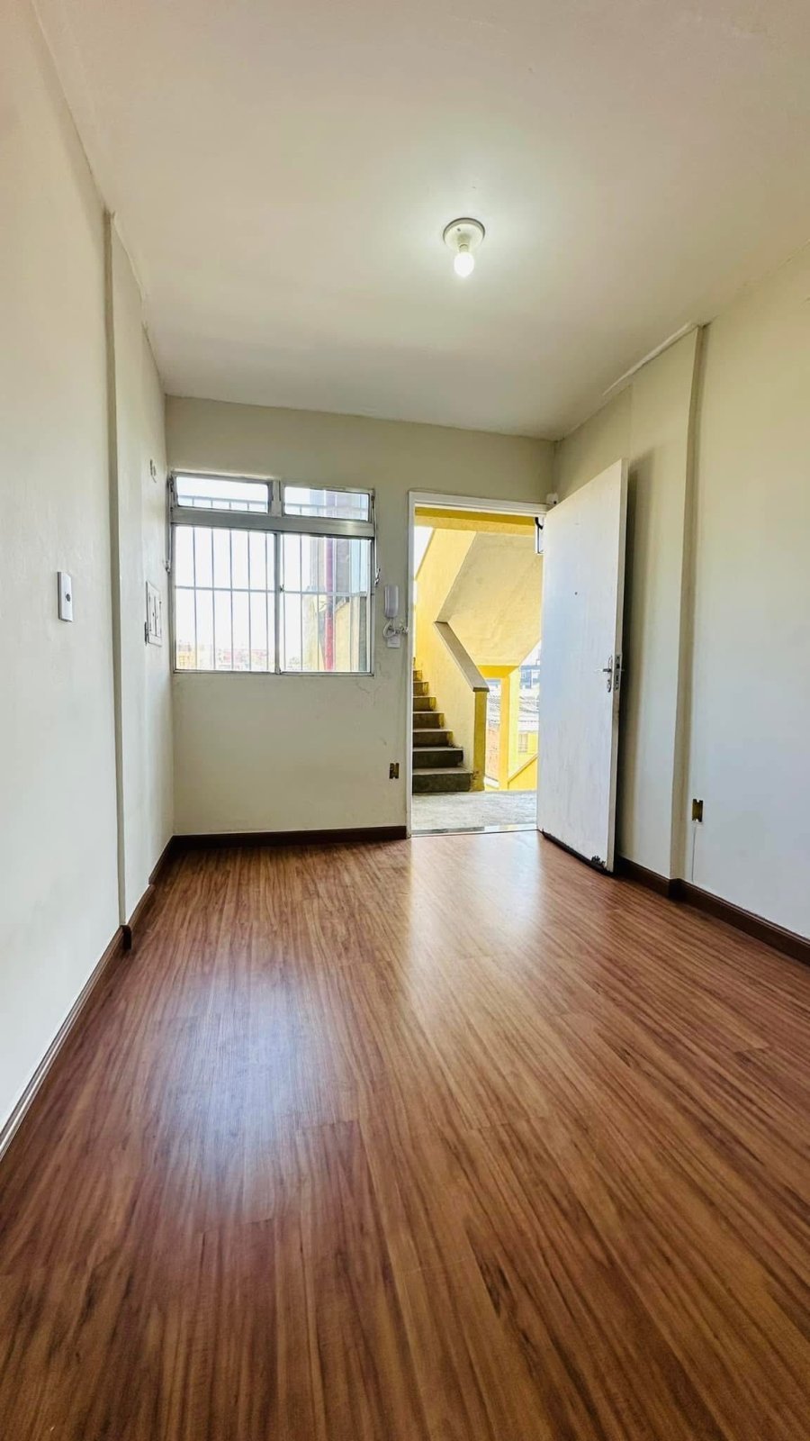 Vende-se apartamento com 4 cômodos