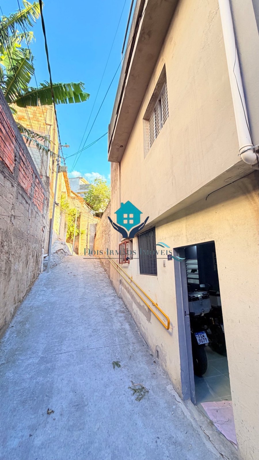 Vende-se imóvel com 6 cômodos, garagem para moto e área externa