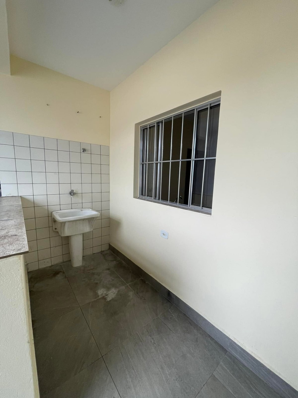 Aluga-se imóvel com 4 cômodos e sacada