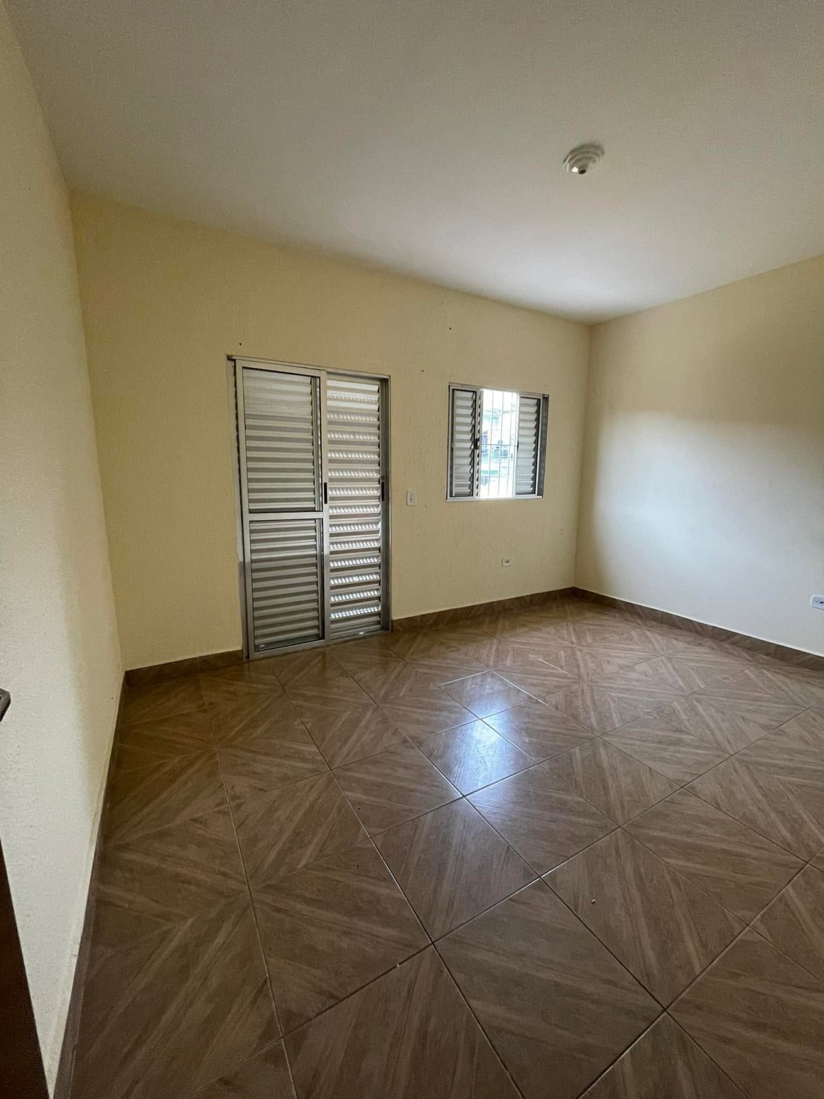 Aluga-se imóvel com 4 cômodos e sacada