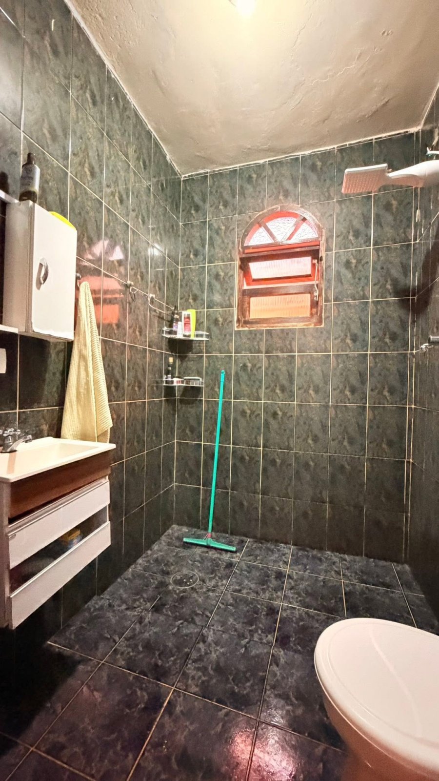 Vende-se imóvel com 2 cômodos e garagem